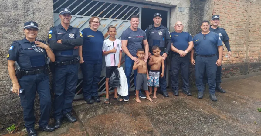 Guarda Municipal distribui presentes para crianças