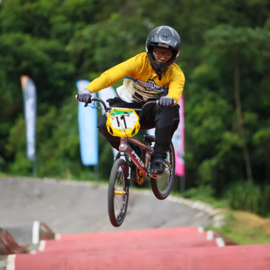 Pilotos cosmopolenses são campeões de BMX em Jarinu (SP)