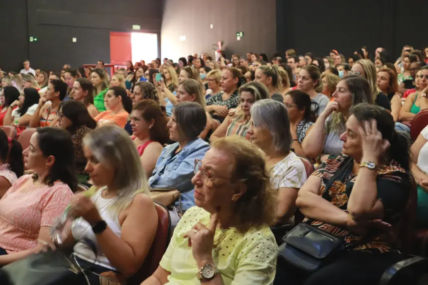 Palestra e apresentação musical encerram as reuniões de gestores escolares