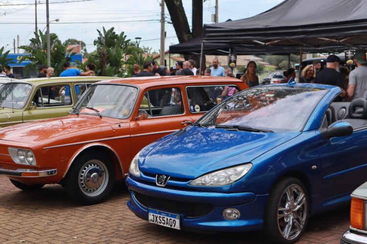 Encontro ‘Amigos do Carro Antigo’ reúne coleções e fãs na ‘Praça do Rodrigo’