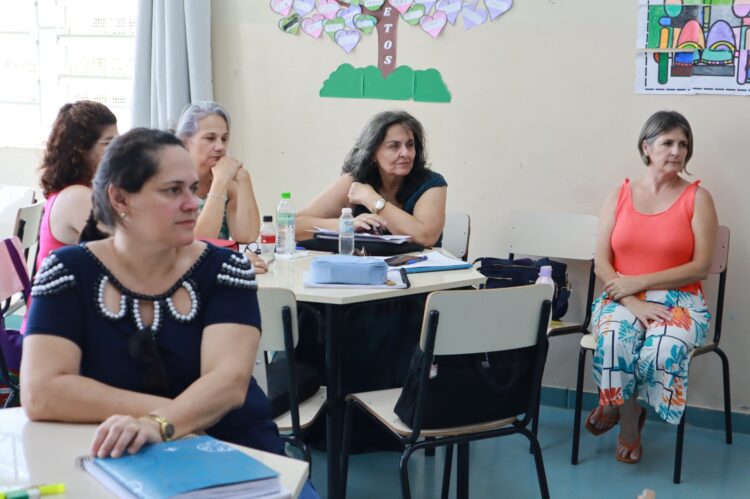 ‘Diálogos que Conectam’ é apresentado em escolas municipais