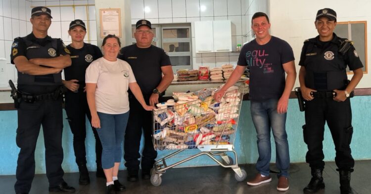 APAE de Cosmópolis recebe doações de alimentos da Guarda Municipal