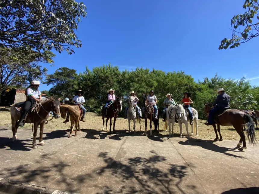 Cosmo Cavalgada reúne comitivas e apaixonados pela cultura sertaneja