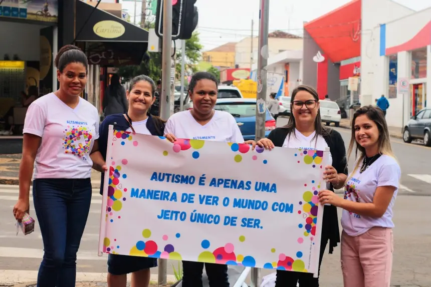 Ação de conscientização sobre o autismo é realizada na região central