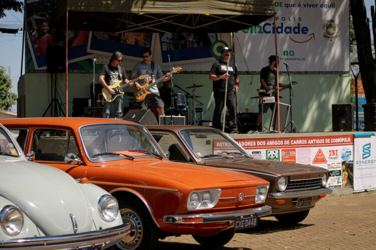 ‘Amigos do Carro Antigo’ reuniu coleções e fãs do automobilismo na Praça do Rodrigo.