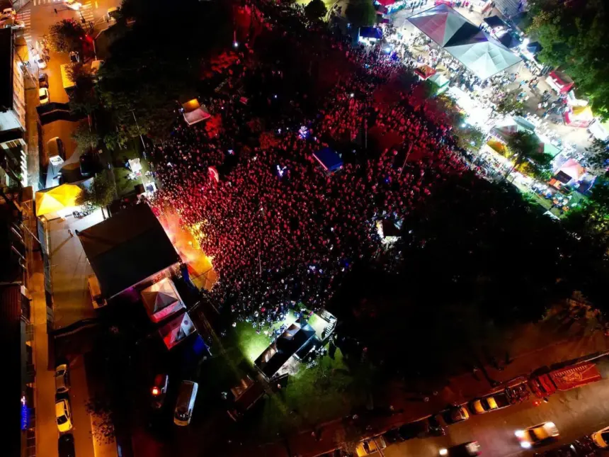 Primeira noite da festa do trabalhador lota Praça do Coreto