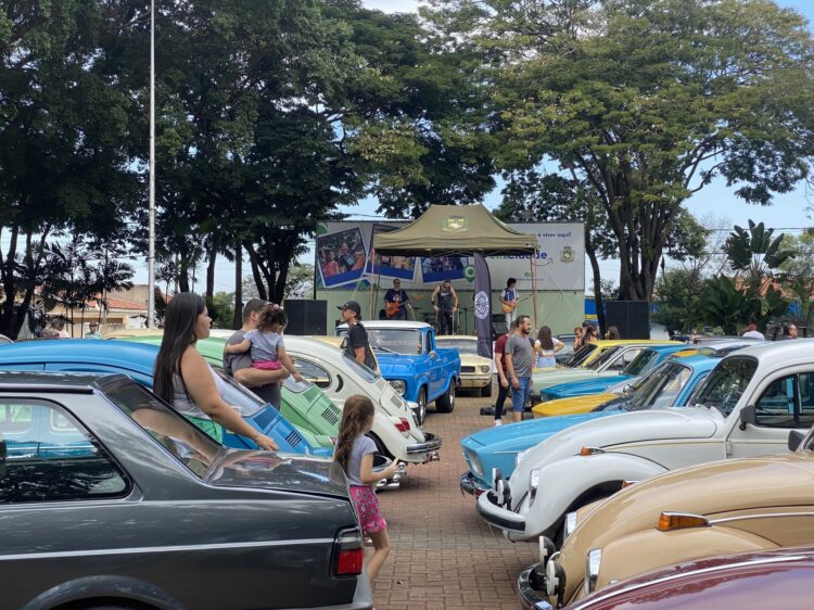 ‘Amigos do Carro Antigo de Cosmópolis’ é destaque na Feirinha da ‘Praça do Rodrigo’