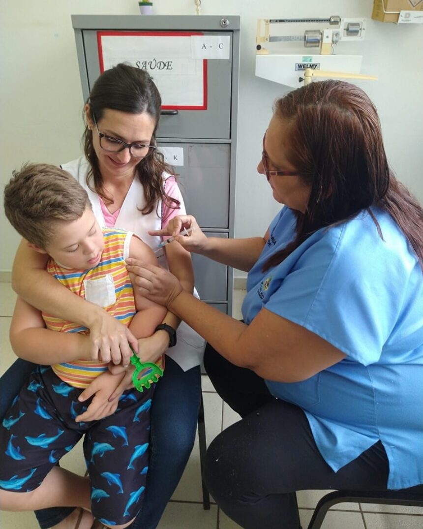 Alunos e profissionais da APAE são vacinados contra a influenza