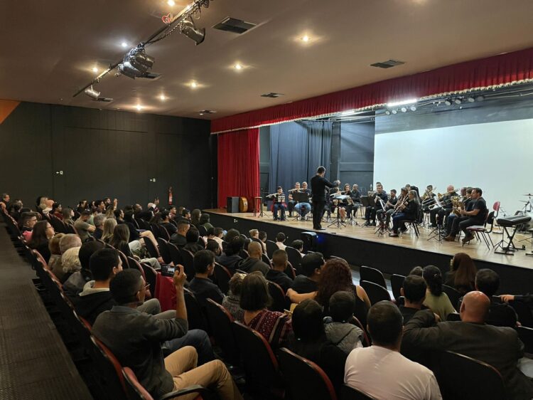 Concerto musical reuniu grande público no auditório da ‘Escola Paulo Freire’