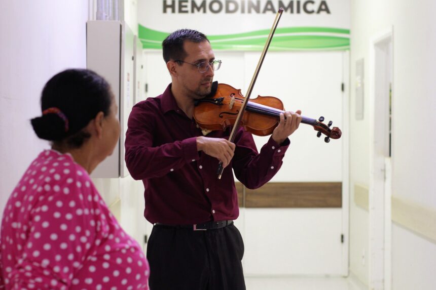 Música é levada aos profissionais da saúde e pacientes das UBSs e Santa Casa