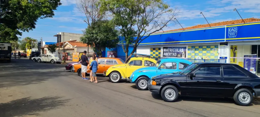 ‘Feirinha’ reuniu artesanato, gastronomia, música e carros antigos na ‘Praça do Rodrigo’