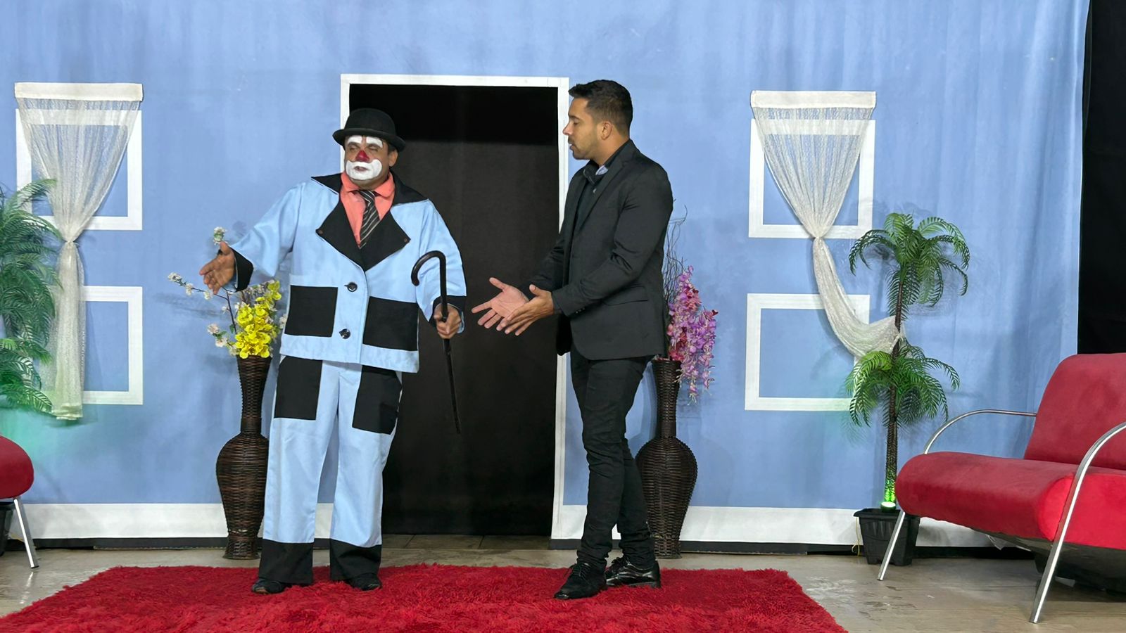 Circo Biriba Encanta Público Com Espetáculo Teatral Circense