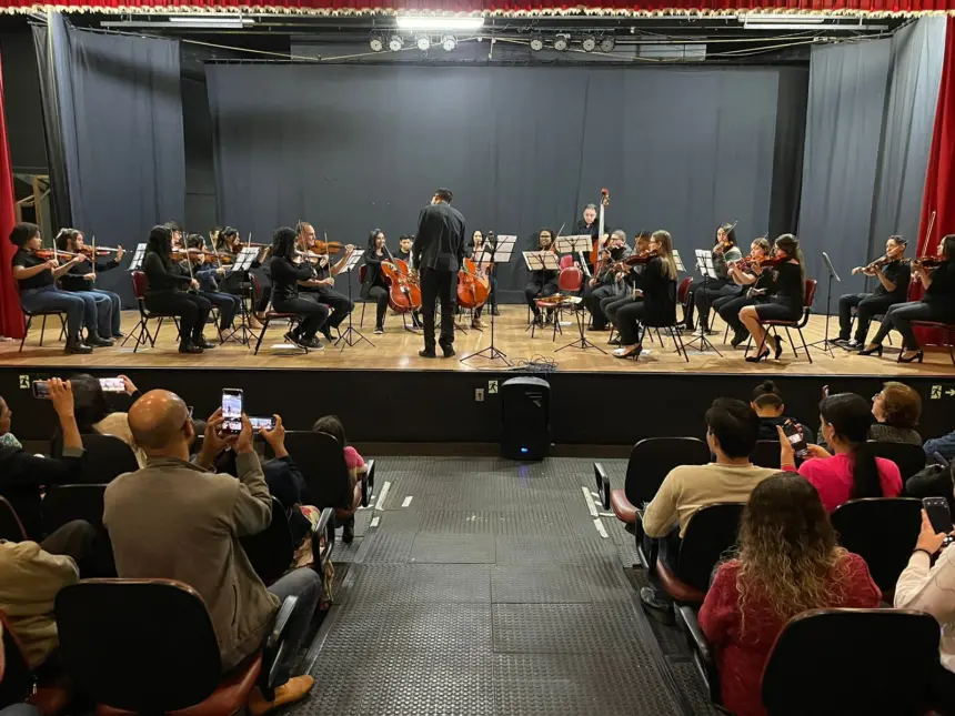 Camerata de cordas reúne alunos e familiares em apresentação