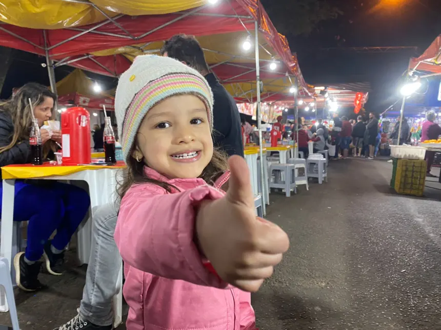 Feira noturna vira ponto de encontro para amantes do samba, cultura e boa comida