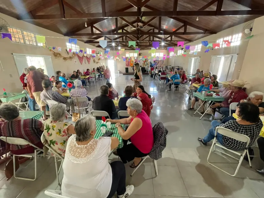 Fundo Social realiza festa julina no clube da terceira idade