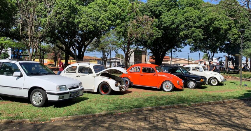 ‘Feirinha’ reúne artesanato, gastronomia, música e carros antigos na ‘Praça do Rodrigo’