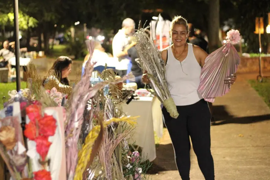 ‘Feira Artes e Artesanato’ promove um encontro de talentos e cultura local na ‘Praça da Paineira’