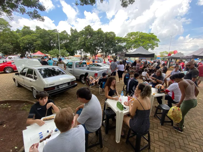 Encontro de amigos na Praça