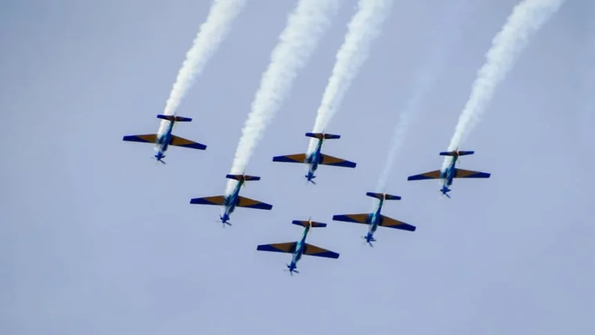 Esquadrilha da Fumaça celebra 80 anos do município