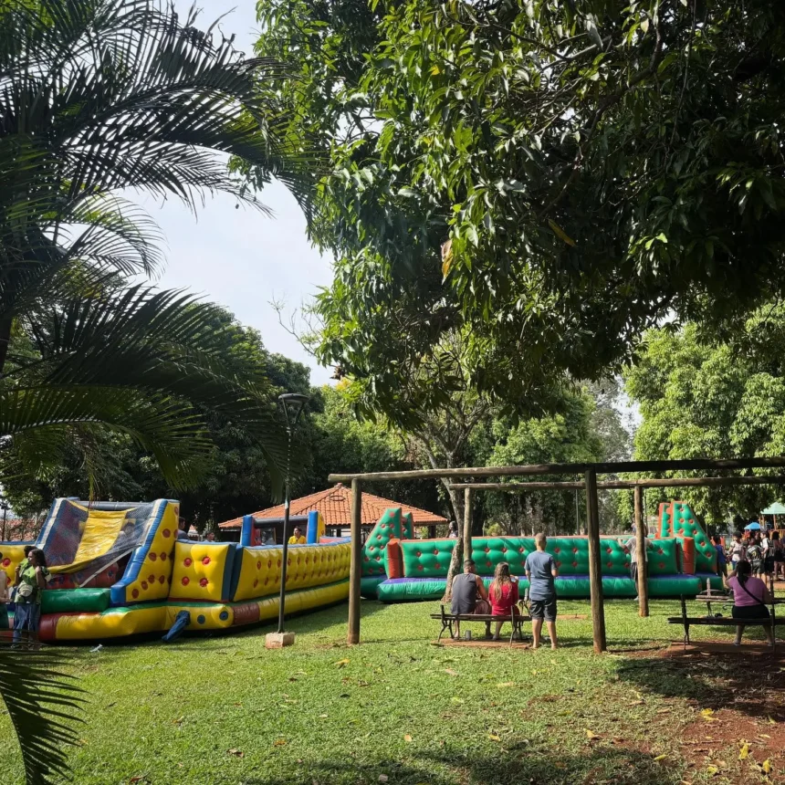 Brincando no CRAS anima a Praça da Vila Cosmo e terá edições nos próximos sábados