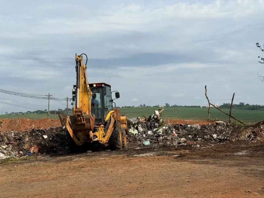 Limpeza no Km 139 da Rodovia Zeferino Vaz