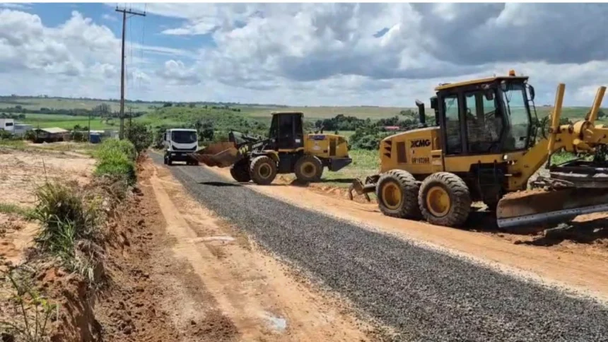 Prefeitura realiza manutenção na Estrada do Batistela nesta terça-feira