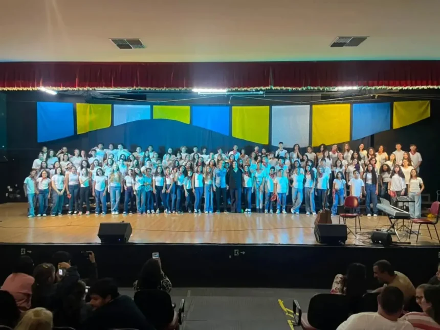 Coral Jovem de Cosmópolis realiza apresentação no Auditório XV de Outubro